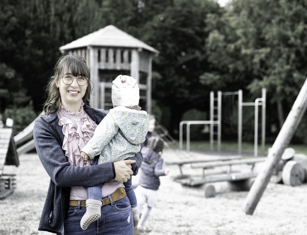 The MUNK Group is committed to parents and families | © MUNK GmbH Mother with child in her arms | © MUNK GmbH